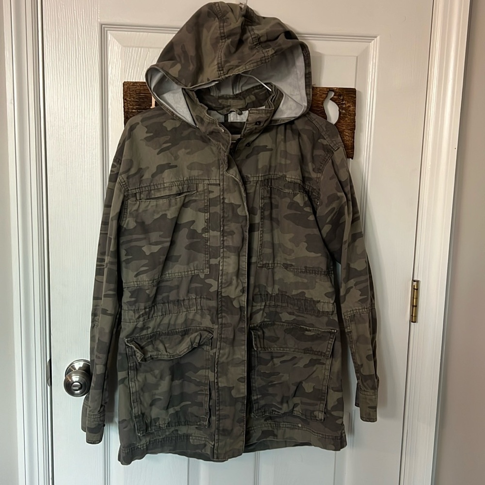 Universal thread size medium women’s barn, jacket